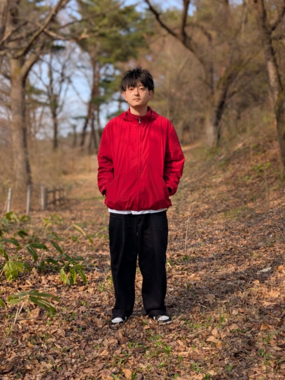 「メンズファッション、お洒落さんとつながりたい、休日コーデ、ユニクロ、古着MIX、オールドギャップ、スニーカー、ストリート、ラフ」｜「GAPのアイテム（マウンテンパーカー、レッド系）」を使った、nao81509317さん（メンズ・181cm）の春コーディネートの1枚目の写真