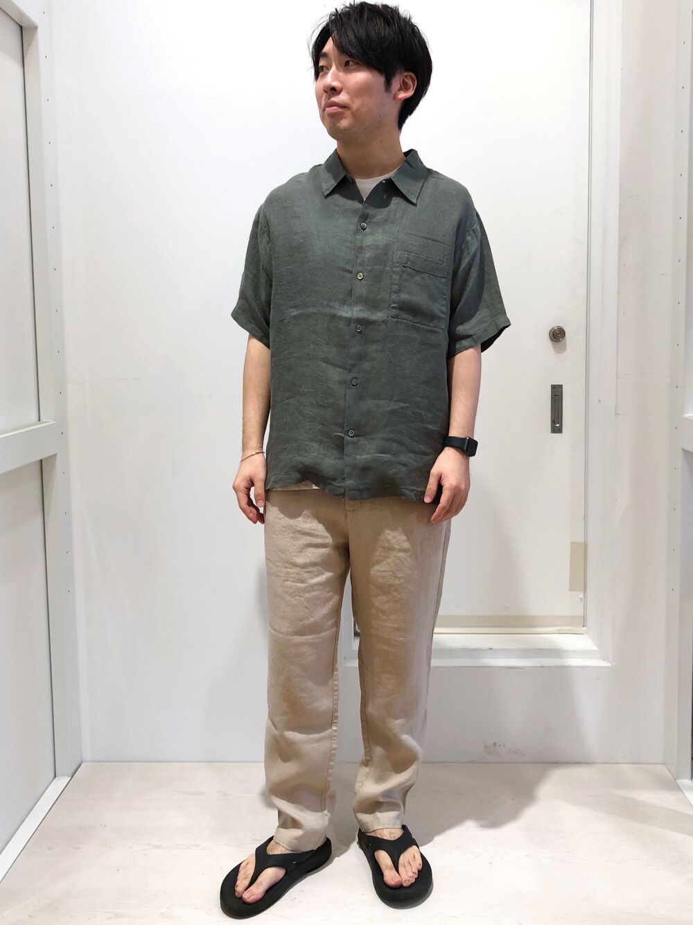 グリーン系のシャツ/ブラウス、ベージュ系のその他パンツを着用したメンズの夏コーディネートの1枚目の写真