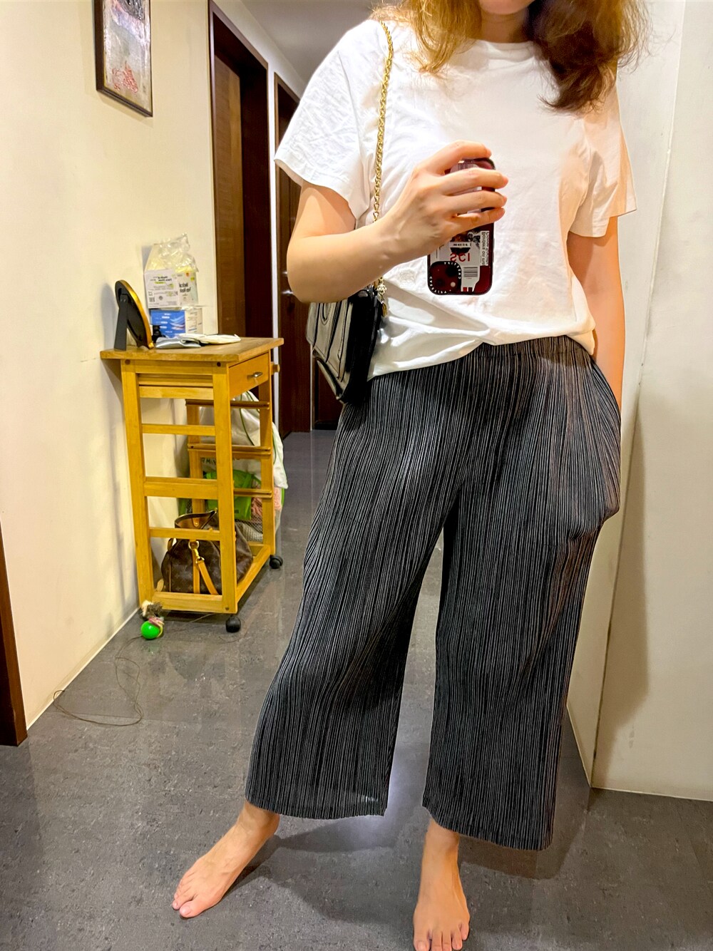 「PLEATS PLEASEのアイテム（パンツ、グレー系）」を使った、Cyndiさん（レディース・165cm）の秋コーディネートの1枚目の写真