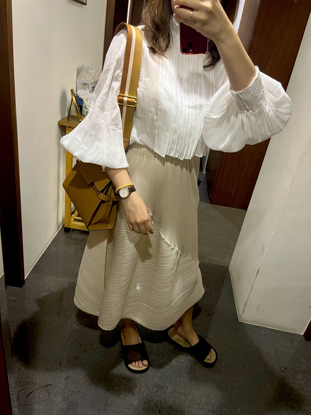 「Jamei Chenのアイテム（シャツ/ブラウス、ホワイト系）」を使った、Cyndiさん（レディース・165cm）の秋コーディネートの1枚目の写真