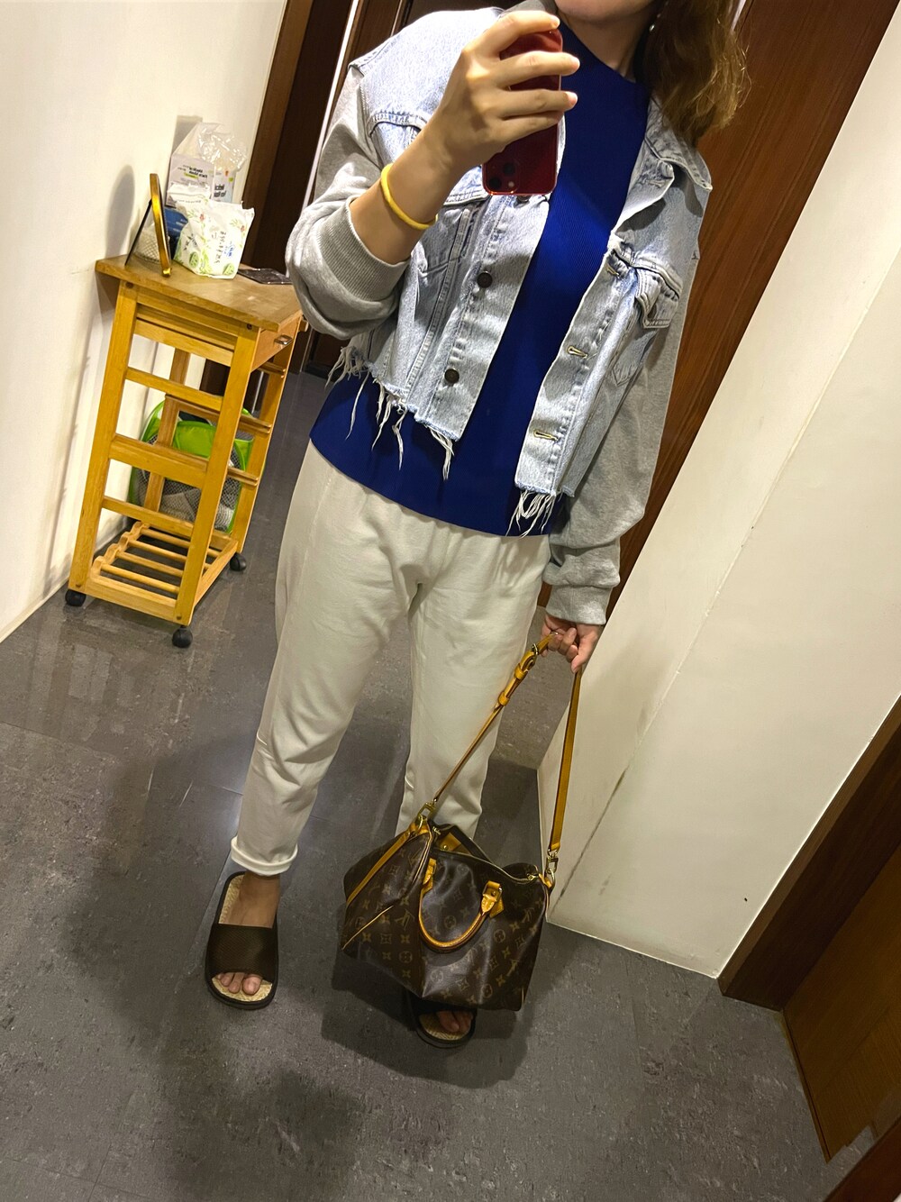 「LOUIS VUITTONのアイテム（ボストンバッグ、ブラウン系）」を使った、Cyndiさん（レディース・165cm）の秋コーディネートの1枚目の写真