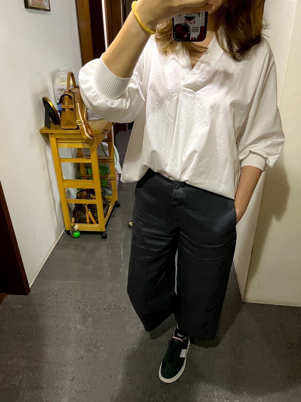 「Jamei chenのアイテム（パンツ、グレー系）」を使った、Cyndiさん（レディース・165cm）の秋コーディネートの1枚目の写真