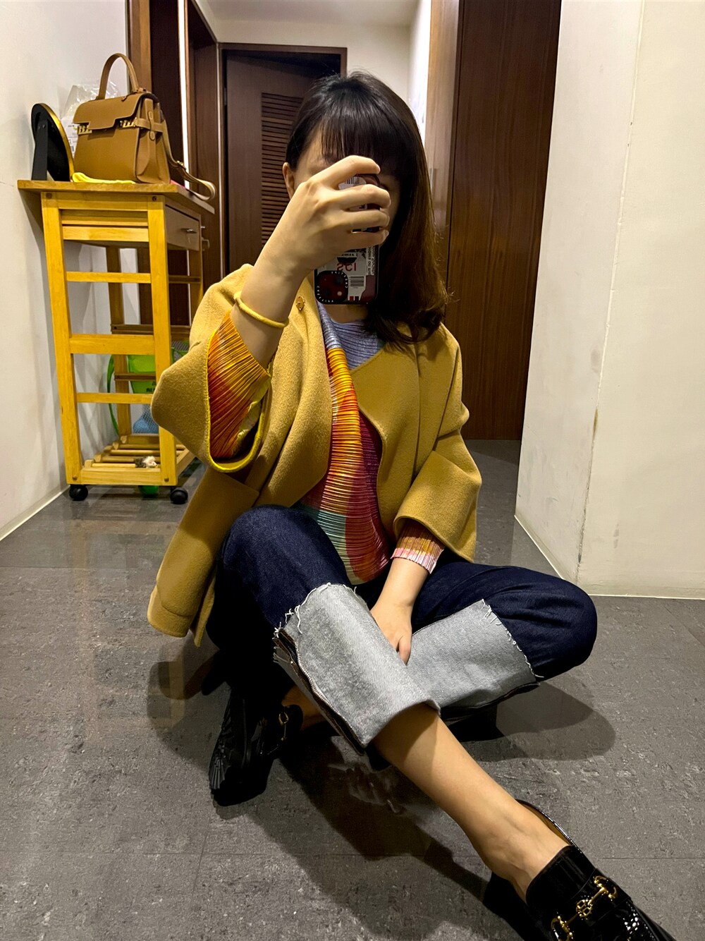「MARELLAのアイテム（デニムパンツ、ブルー系）」を使った、Cyndiさん（レディース・165cm）の秋コーディネートの1枚目の写真