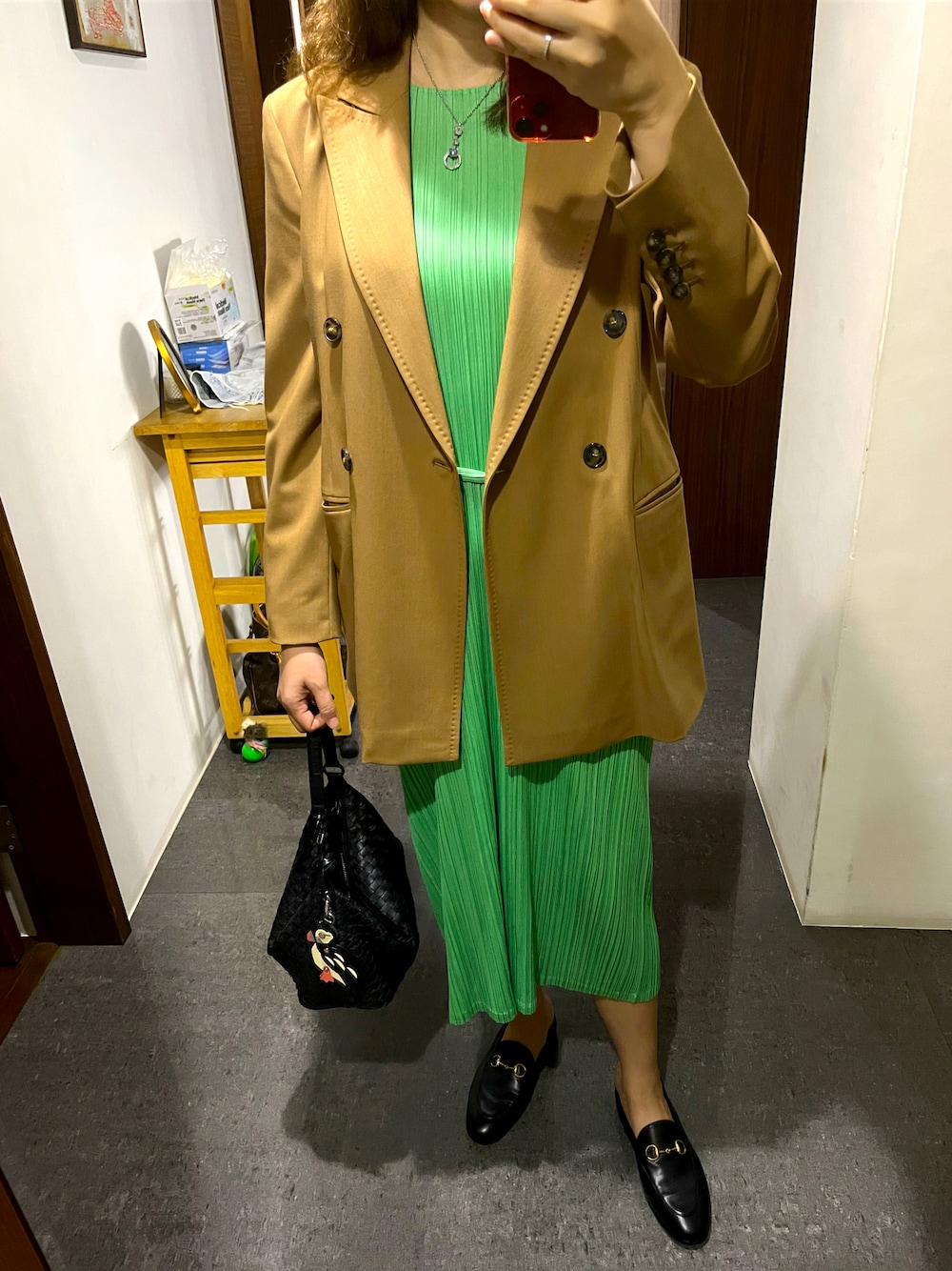 「GUCCIのアイテム（ローファー、ブラック系）」を使った、Cyndiさん（レディース・165cm）の秋コーディネートの1枚目の写真