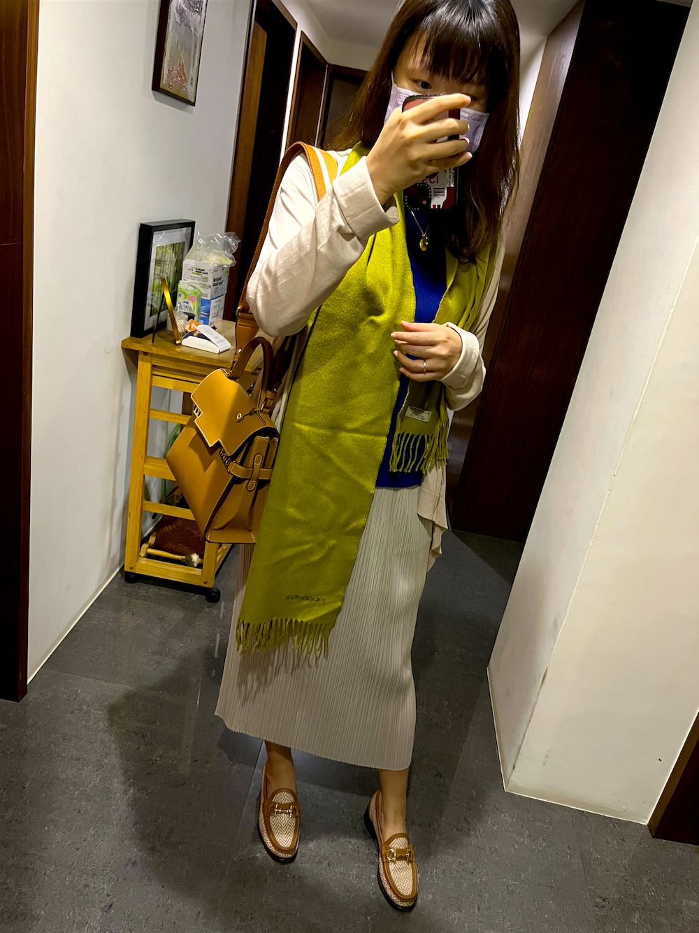 「FERRAGAMOのアイテム（シューズ、その他）」を使った、Cyndiさん（レディース・165cm）の秋コーディネートの1枚目の写真