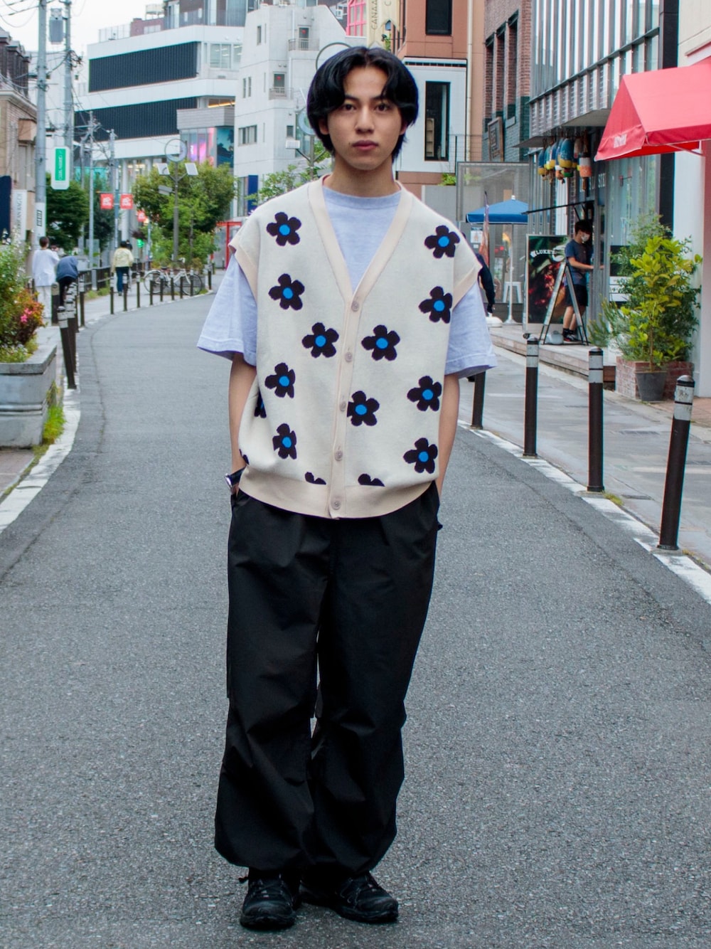 「FREDY&GLOSTER、gloster、フレディアンドグロスター、韓国ファッション、休日スタイル、ベスト、ストリート、ワイドパンツ、大人カジュアル、メンズコーデ、ビッグシルエット、オーバーサイズ、夏コーデ、Tシャツ、古着MIX」｜「FREDY MACの【FREDYMAC/フレディマック】レトロ フラワー サマーガーディガンベスト（ベスト、ホワイト系）」を使った、ABEさん（メンズ・170cm）の夏コーディネートの1枚目の写真