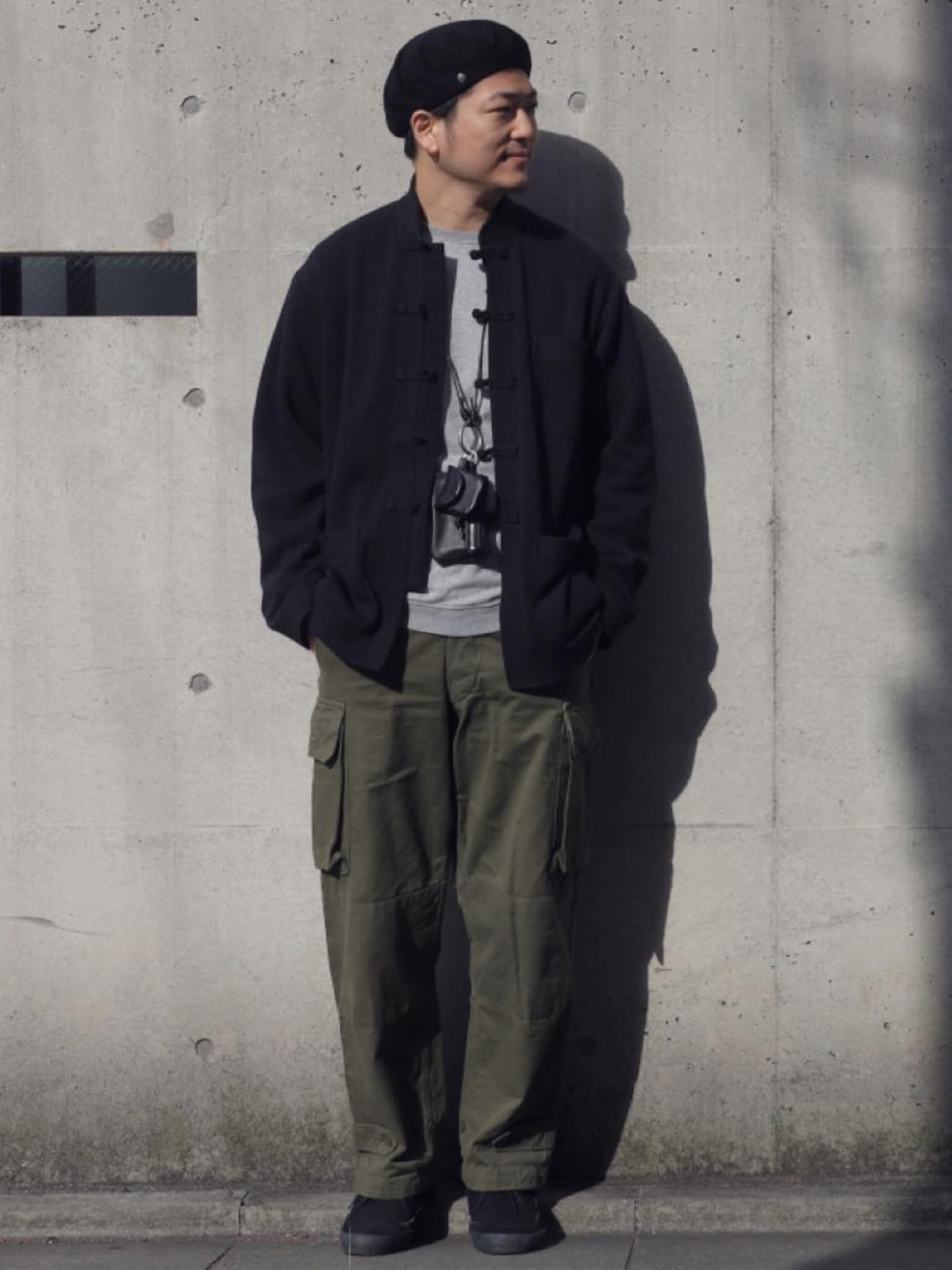 「シンプルコーデ、古着MIX、古着、チャイナジャケット、カンフージャケット、m47、フランス軍、カーゴパンツ、ベレー帽、ビンテージ、ミリタリー、ネックポーチ」｜「フランス軍m47後期のアイテム（カーゴパンツ、グリーン系）」を使った、りつ@ファンプさん（メンズ・180cm）の冬コーディネートの1枚目の写真