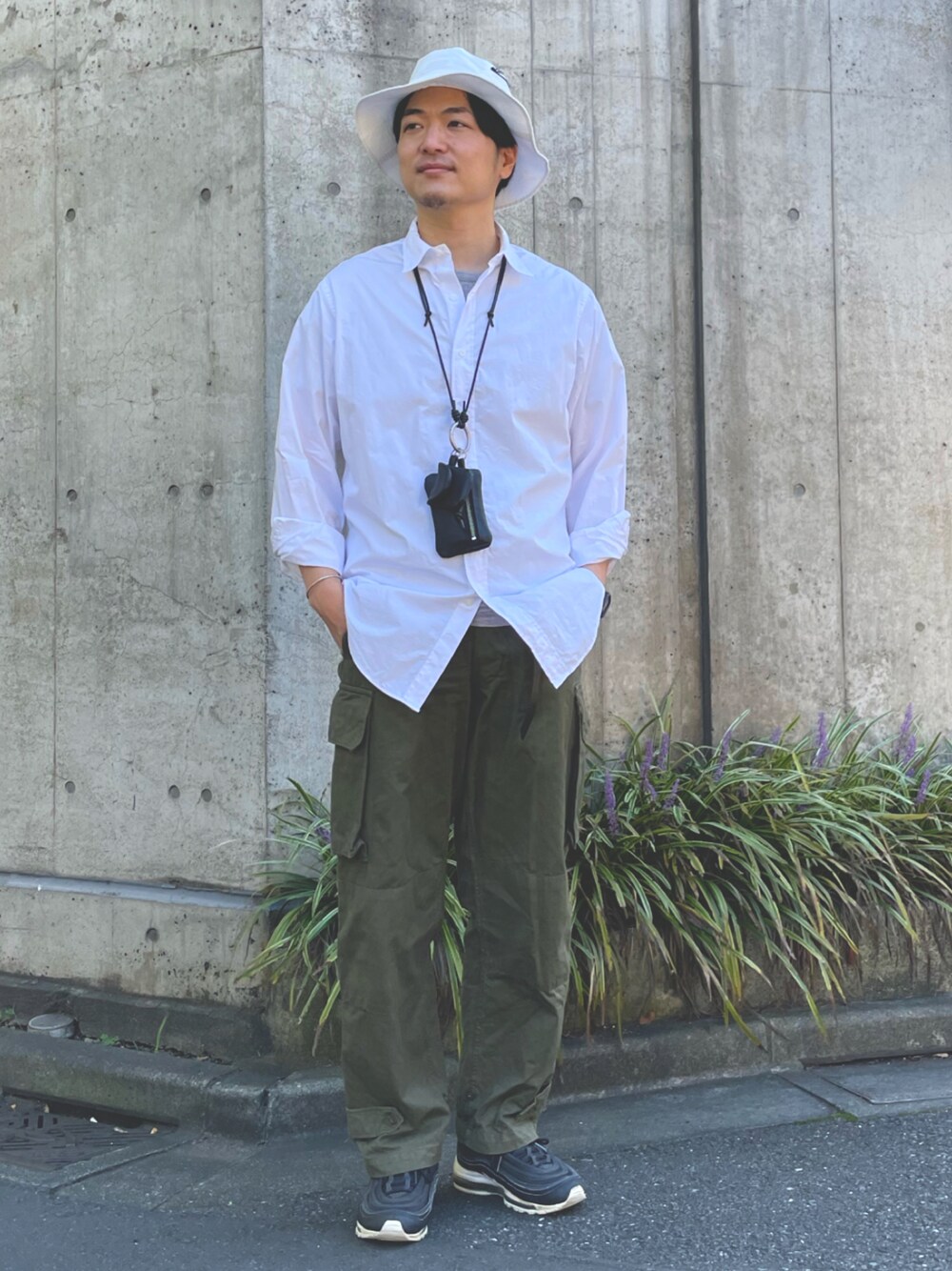 「ラブアンドピース2021、秋のコーデ、今日のコーデ、カーゴパンツ、ミリタリー、ミリタリーパンツ、フランス軍、古着MIX、ネックポーチ、バケットハット」｜「delifeのアイテム（ポーチ、ブラック系）」を使った、りつ@ファンプさん（メンズ・180cm）の秋コーディネートの1枚目の写真