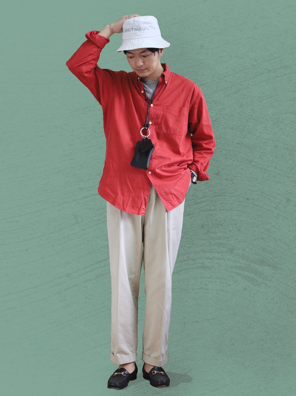 ベージュ系のチノパンツ、ブラック系のローファー、レッド系のシャツ/ブラウスを着用したメンズの秋コーディネートの1枚目の写真