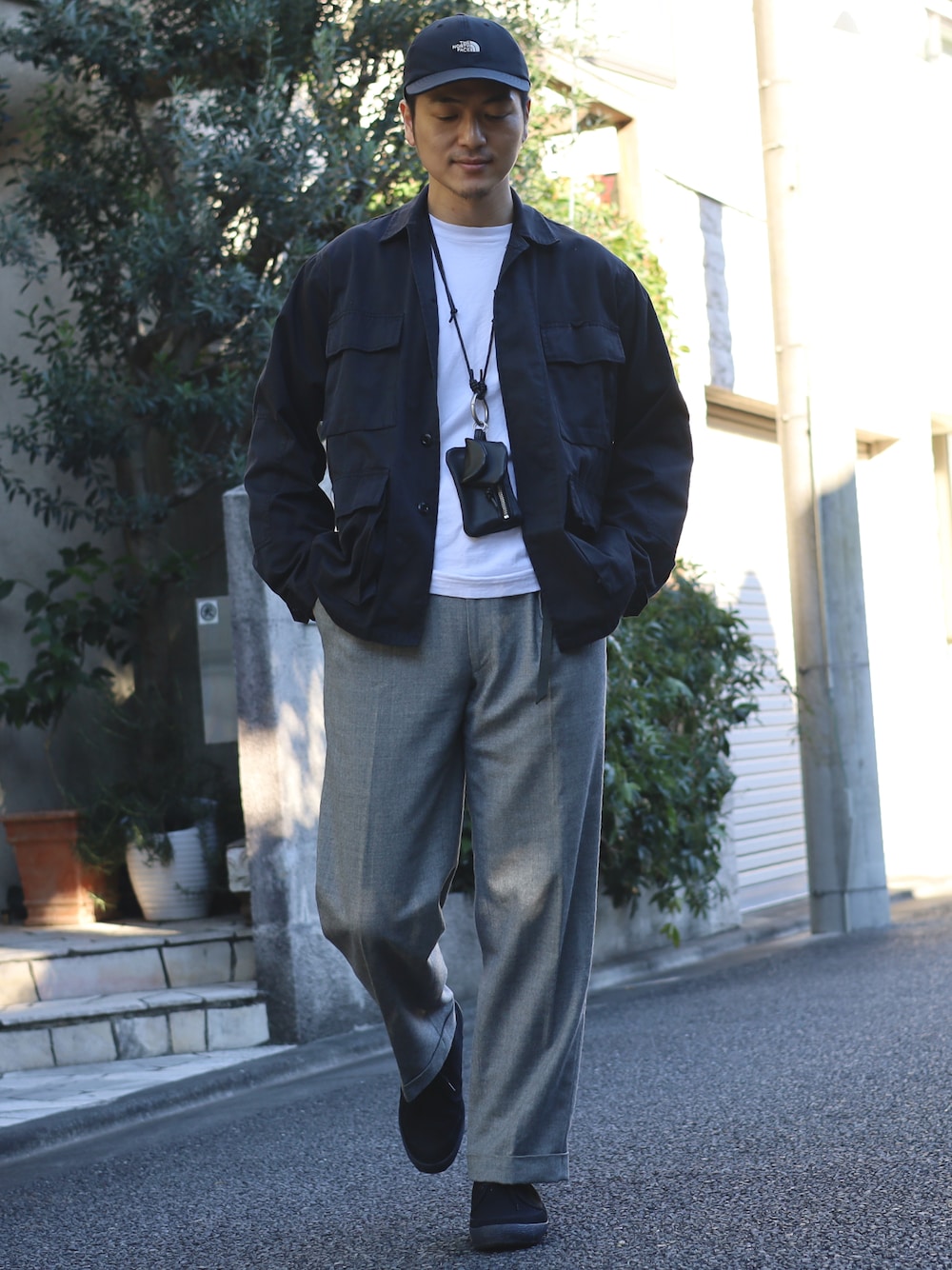 「秋のコーデ、シンプルコーデ、モノトーン、ミリタリージャケット、古着MIX、BDU、アメリカ軍、スラックス、ネックポーチ、フィールドジャケット」｜「POLO RALPH LAURENのアイテム（スラックス、グレー系）」を使った、りつ@ファンプさん（メンズ・180cm）の秋コーディネートの1枚目の写真
