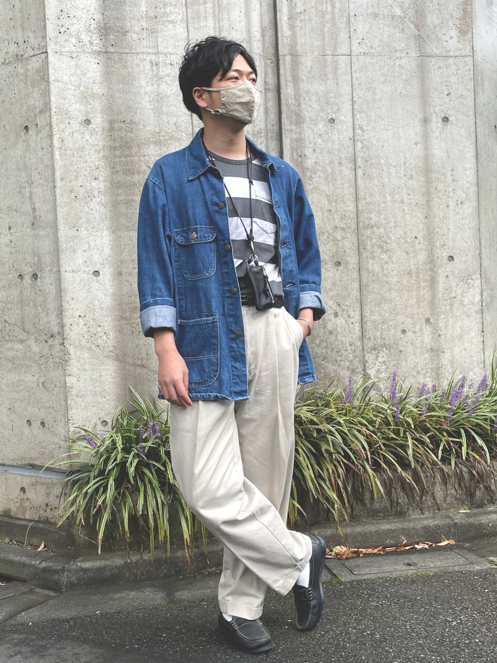 「チノパン、ローファー、秋のコーデ、カバーオール、古着MIX、ボーダートップス、ボーダーTシャツ、メッシュベルト、デニムカバーオール、ネックポーチ、ラブアンドピース2021、古着」｜「Parabootのアイテム（ローファー、ブルー系）」を使った、りつ@ファンプさん（メンズ・180cm）の秋コーディネートの1枚目の写真