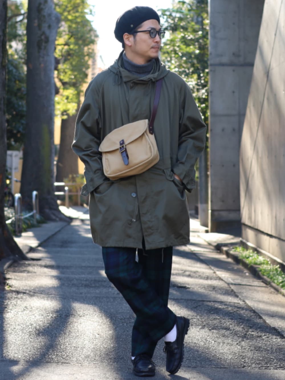 「冬コーデ、休日スタイル、年末WEAR感謝祭、ミリタリー、フランス軍、ベレー帽、チェックパンツ、デッキシューズ、パラブーツ、M64、古着、古着MIX」｜「SLOWのアイテム（ショルダーバッグ、ベージュ系）」を使った、りつ@ファンプさん（メンズ・180cm）の冬コーディネートの1枚目の写真