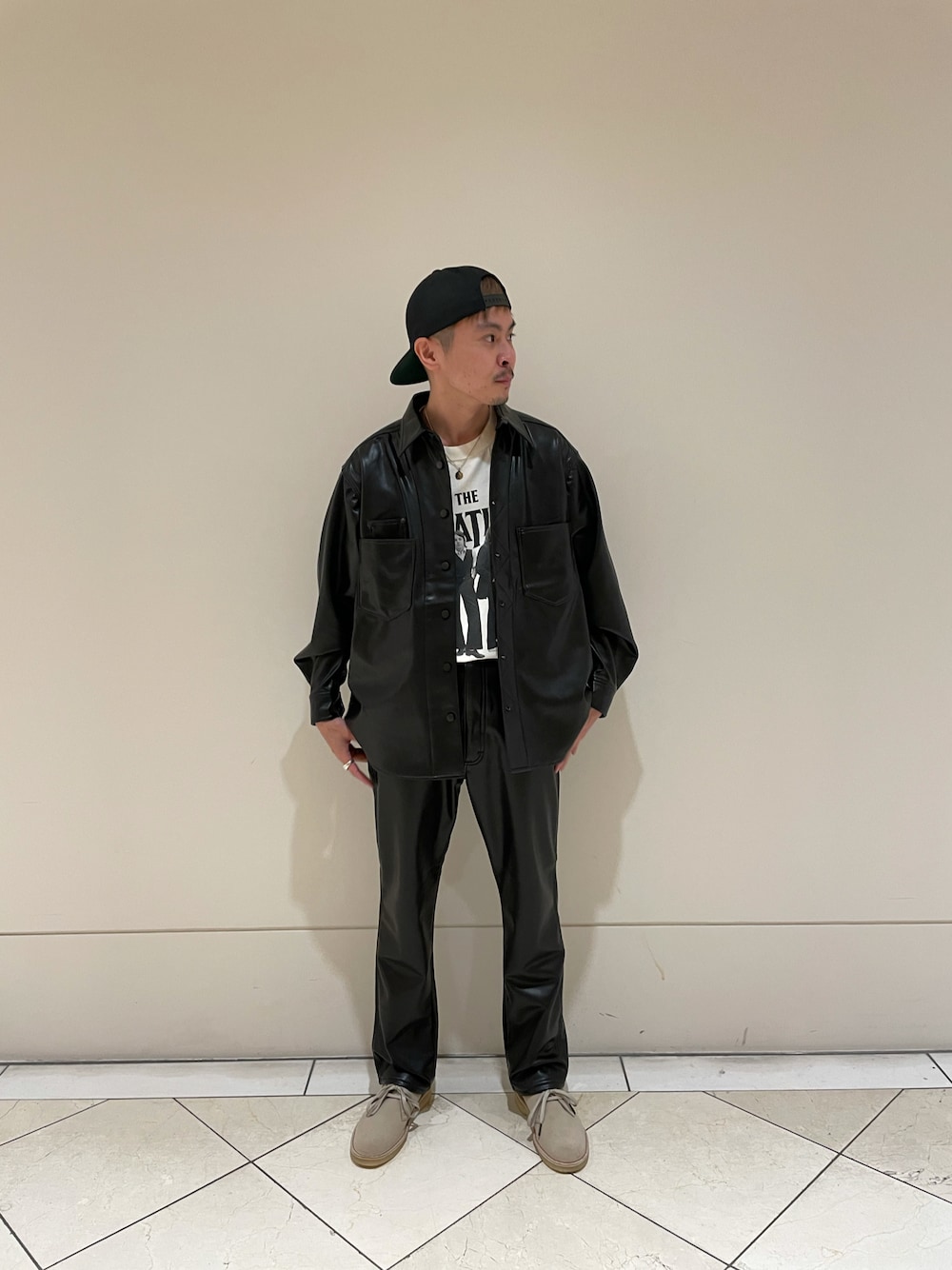 ホワイト系のTシャツ/カットソー、ブラック系のその他アウター、ブラック系のその他パンツを着用したメンズの秋コーディネートの1枚目の写真