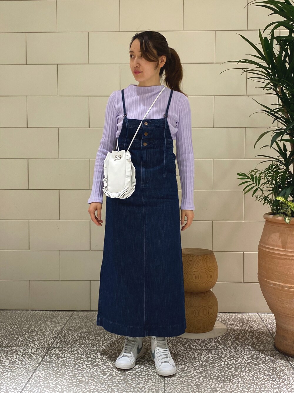 「別注、Wrangler、サロペットスカート、デニム、着回しコーデ、春コーデ、カジュアル」｜「URBAN RESEARCHのビルドネックランダムリブカットソー（Tシャツ/カットソー、パープル系）」を使った、Maedaさん（レディース・156cm）の冬コーディネートの1枚目の写真