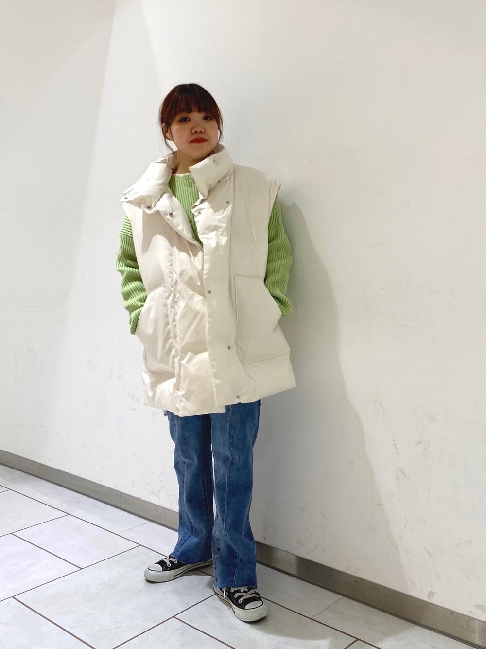 「冬のコーデ、低身長、おしゃれさんと繋がりたい、KBF、kbf_ootd、スニーカーコーデ」｜「KBFのクロップドダメージニット（ニット/セーター、グリーン系）」を使った、とみーさん（レディース・151cm）の冬コーディネートの1枚目の写真