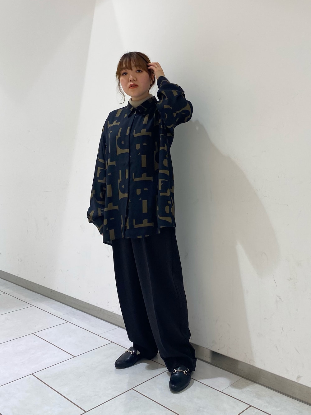 「KBF、kbf_ootd、大人カジュアル、マイベストコーデ2021、低身長、プリントシャツ、ブラック」｜「KBFのジオメトリックプリントシャツ（シャツ/ブラウス、ブラック系）」を使った、とみーさん（レディース・151cm）の冬コーディネートの1枚目の写真
