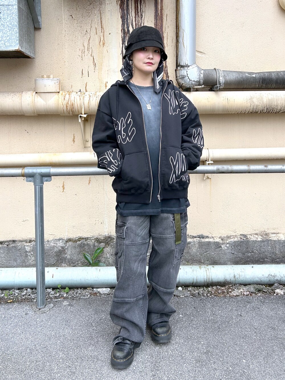 「ストリートコーデ、ストリート、ストリート女子、エクストララージ、XLARGE、低身長」｜「XLARGEのSUEDE BALL HAT（ハット、ブラック系）」を使った、RICOさん（レディース・151cm）の春コーディネートの1枚目の写真