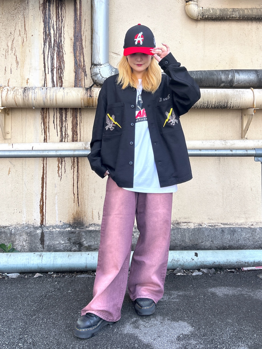 ホワイト系のTシャツ/カットソー、ブラック系のシャツ/ブラウス、グリーン系のデニムパンツを着用したレディースの春コーディネートの1枚目の写真