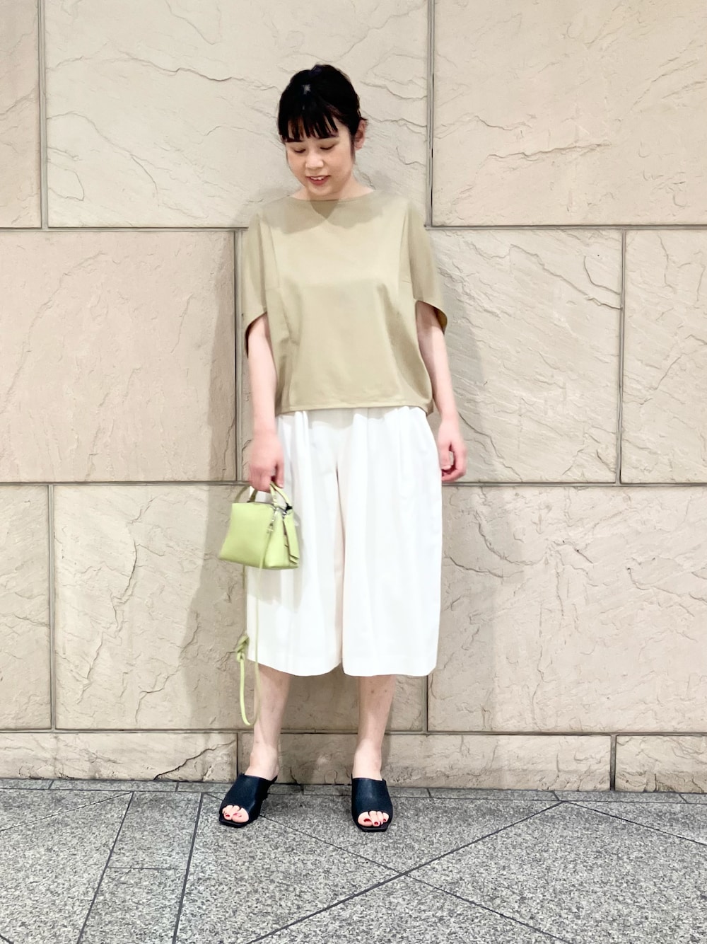 「ドレスパンツ、カットソー、ママコーデ、ラクチンコーデ、休日スタイル、春ファッション」｜「URBAN RESEARCH ROSSO WOMENの5分袖ドルマンプルオーバー（Tシャツ/カットソー、ベージュ系）」を使った、umedaさん（レディース・164cm）の春コーディネートの1枚目の写真