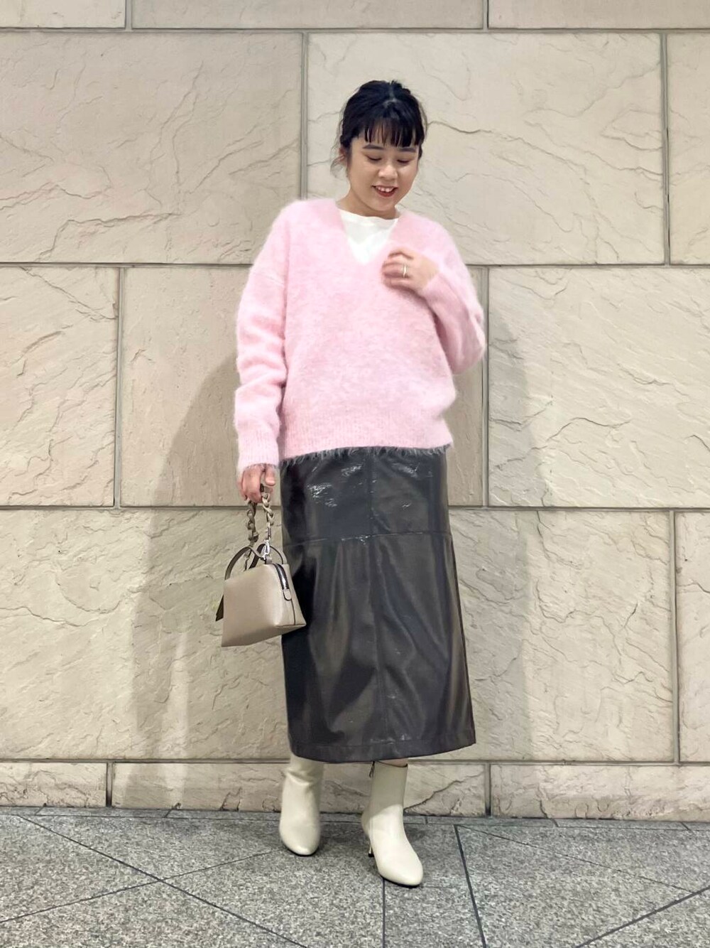 ホワイト系のTシャツ/カットソー、ベージュ系のブーツ、ブラウン系のスカートを着用したレディースの秋コーディネートの1枚目の写真