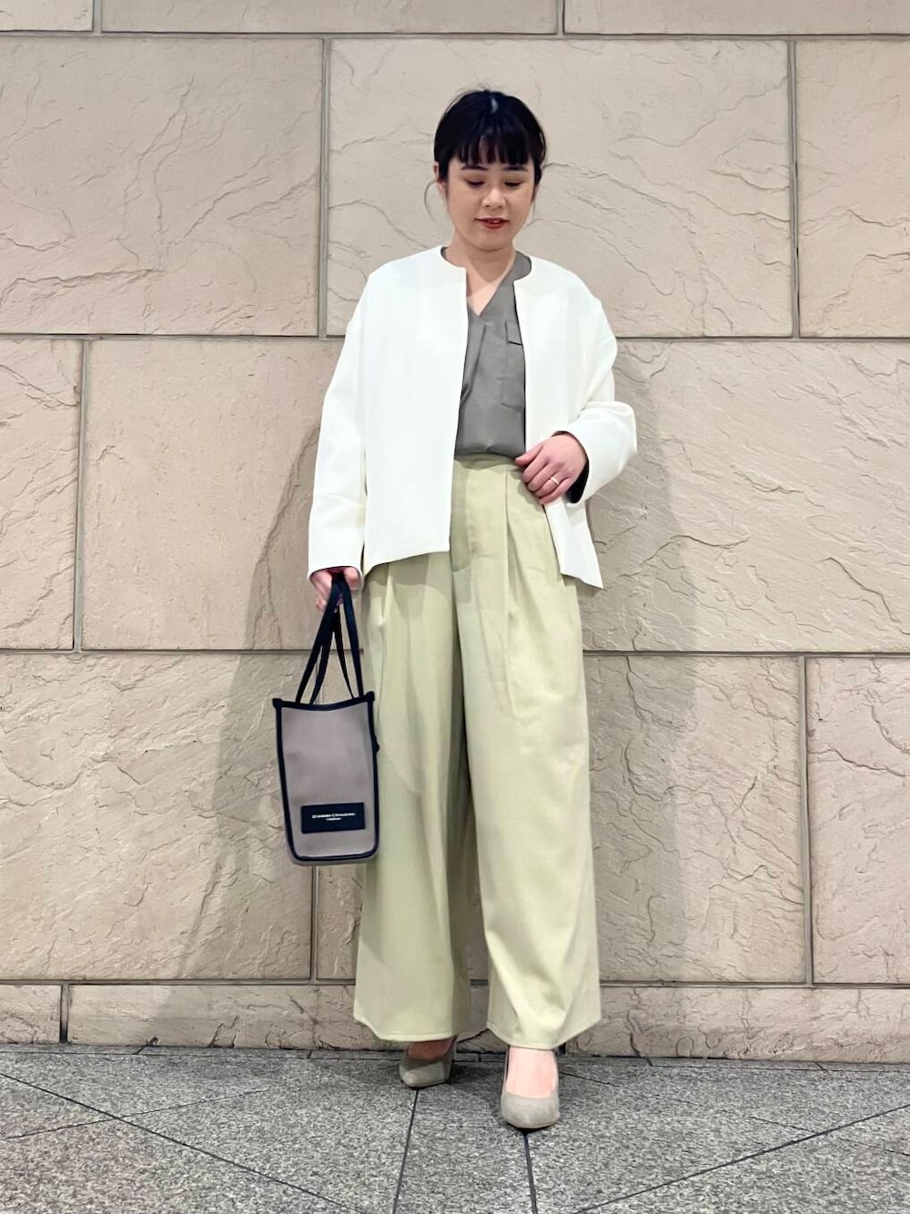 「大人カジュアル、ワイドパンツ、デートコーデ、ママコーデ、ブラウス、春アウター、通勤コーデ、newarrival、ROSSO、綺麗めカジュアル、お仕事コーデ、お出かけコーデ、旅行コーデ、骨格ストレート、イエローベース秋」｜「URBAN RESEARCH ROSSO WOMENの『MADE IN JAPAN』オリジナルスウェードパンプス（パンプス、ブラウン系）」を使った、umediaさん（レディース・164cm）の春コーディネートの1枚目の写真