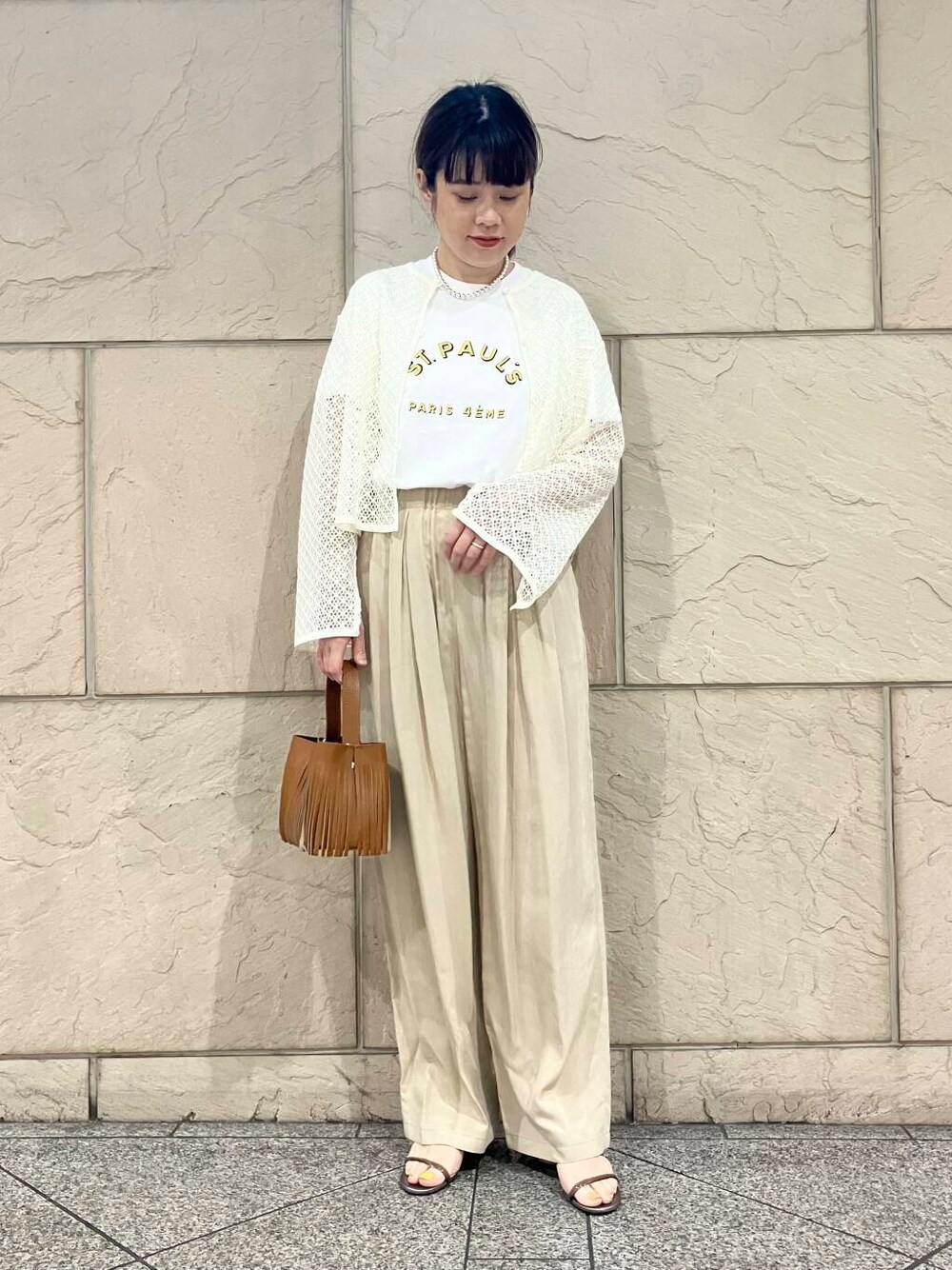 イエロー系のハンドバッグ、ホワイト系のその他トップス、ホワイト系のTシャツ/カットソーを着用したレディースの夏コーディネートの1枚目の写真