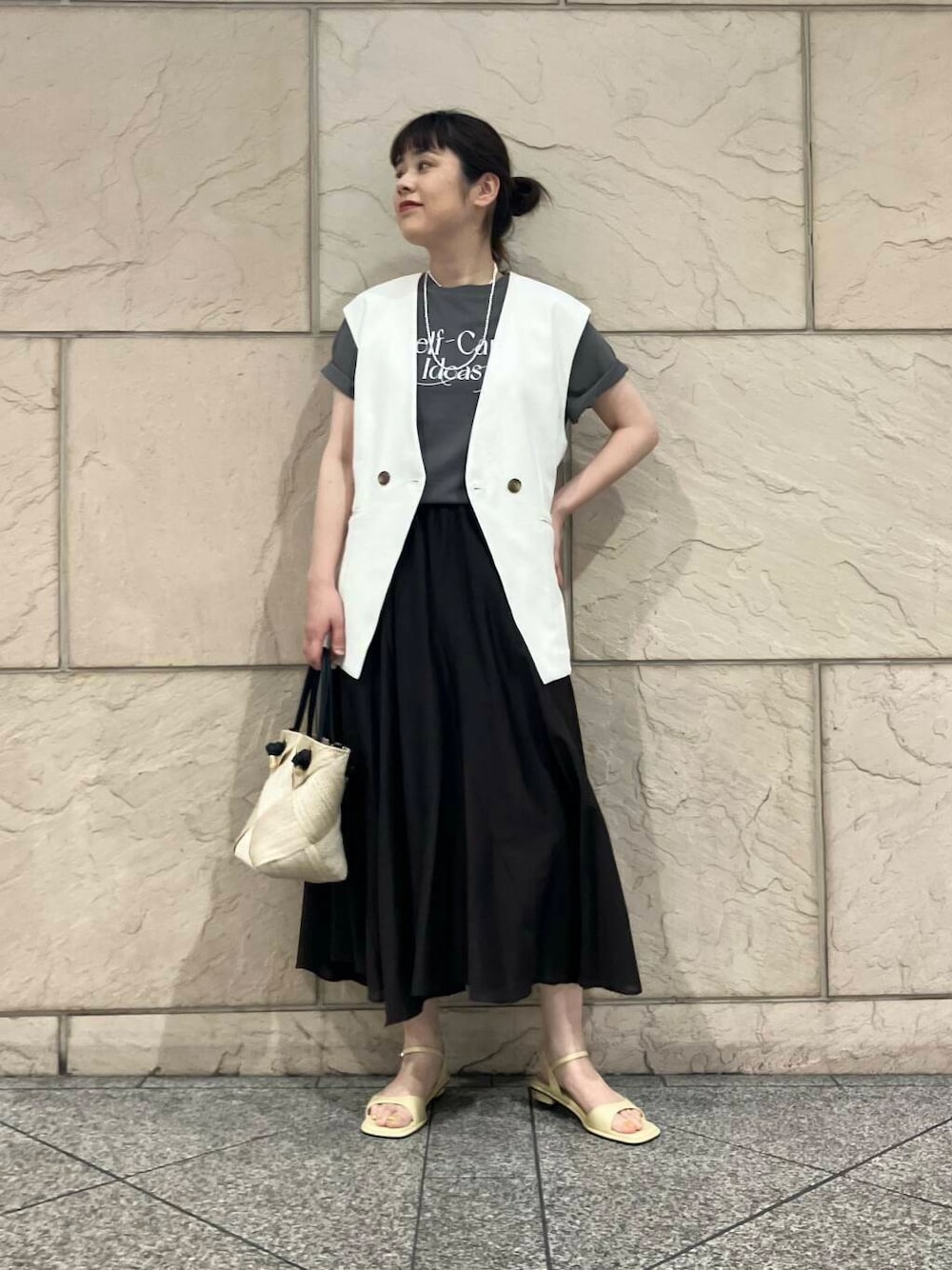 「大人カジュアル、フレアスカート、デートコーデ、ママコーデ、レイヤード、カットソー、休日コーデ、接触冷感、newarrival、ROSSO、綺麗めカジュアル、お仕事コーデ、お出かけコーデ、ジレ、旅行コーデ」｜「URBAN RESEARCHのdecor『デコール』　Hematite4mmBallnecklace（ネックレス、シルバー系）」を使った、umediaさん（レディース・164cm）の春コーディネートの1枚目の写真