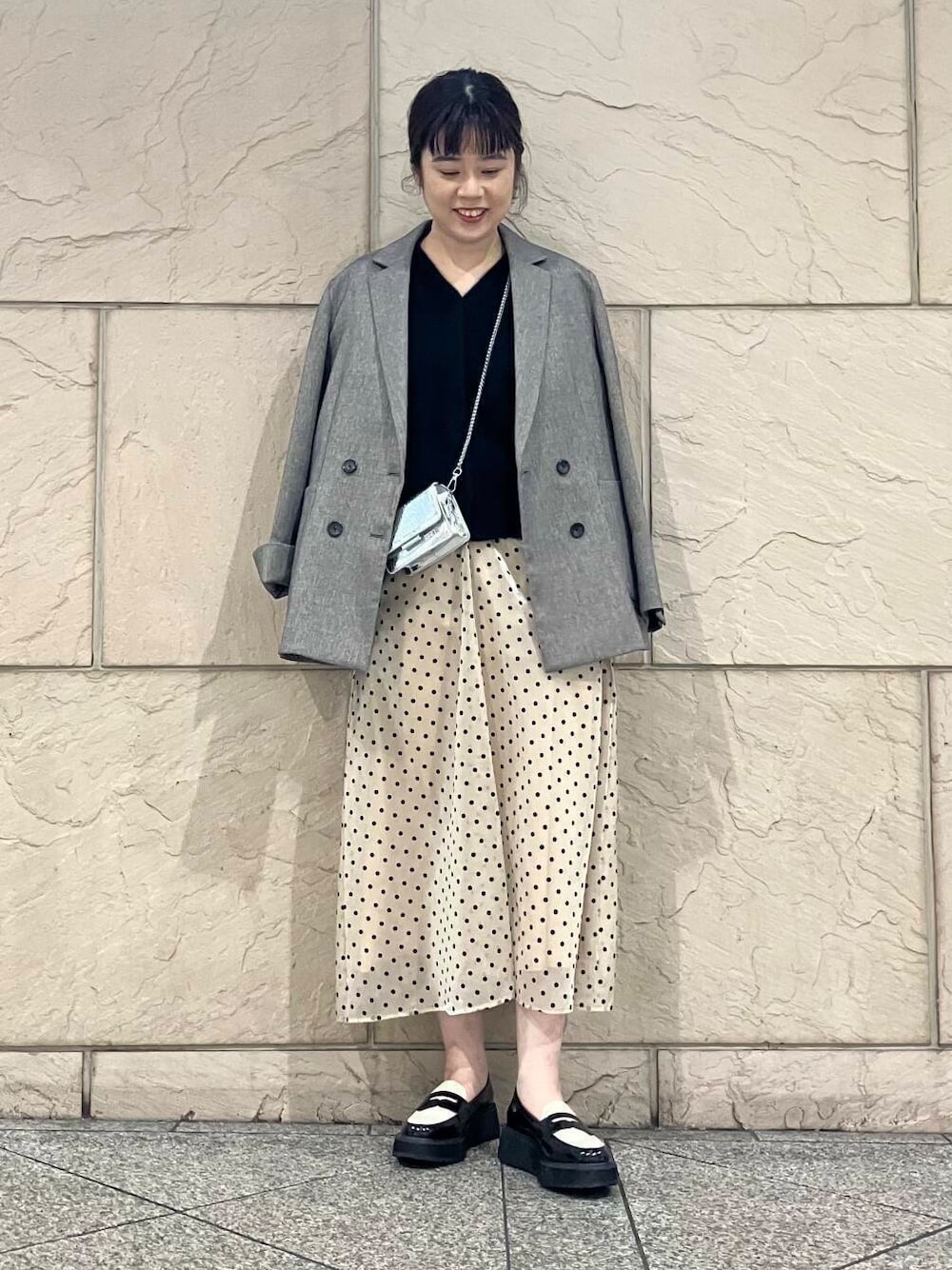 グレー系のその他アウター、ブラック系のカーディガン/ボレロ、シルバー系のショルダーバッグを着用したレディースの冬コーディネートの1枚目の写真
