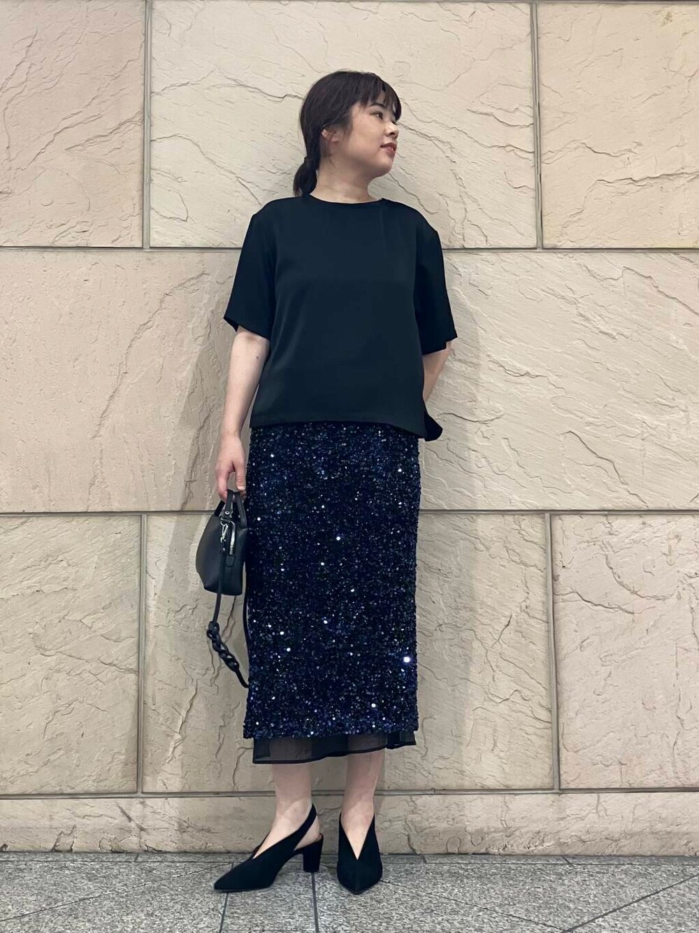 ブラック系のTシャツ/カットソーを着用したレディースの夏コーディネートの1枚目の写真