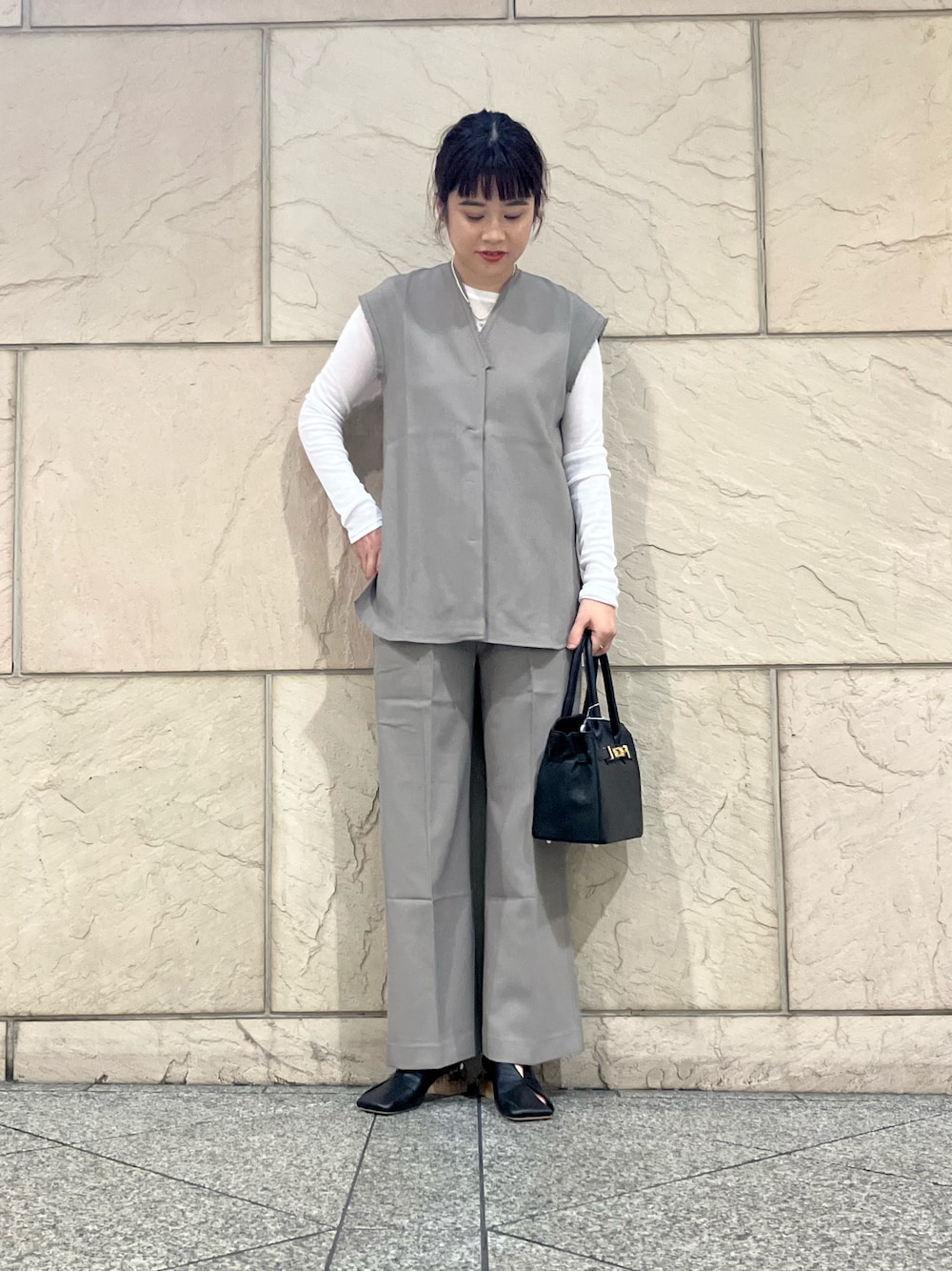 「セットアップ、セミフォーマル、シンプルスタイル」｜「URBAN RESEARCH ROSSO WOMENのアイテム（セットアップ、グレー系）」を使った、umediaさん（レディース・164cm）の秋コーディネートの1枚目の写真