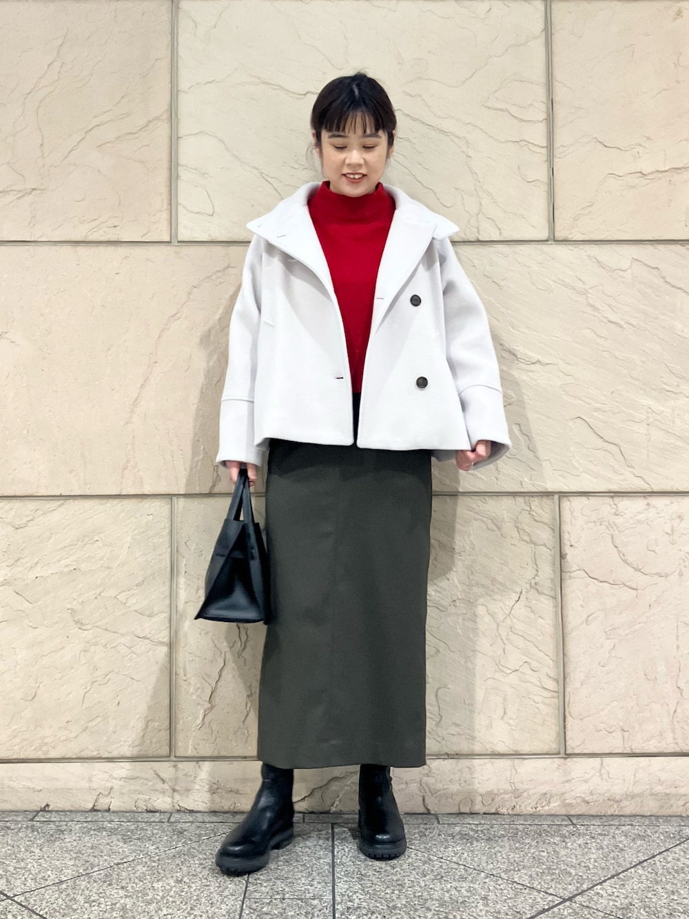 「カジュアルスタイル、ゆるコーデ、冬アウター、大人女子」｜「URBAN RESEARCH ROSSO WOMENのショートハイネックホールニット（ニット/セーター、レッド系）」を使った、umediaさん（レディース・164cm）の冬コーディネートの1枚目の写真