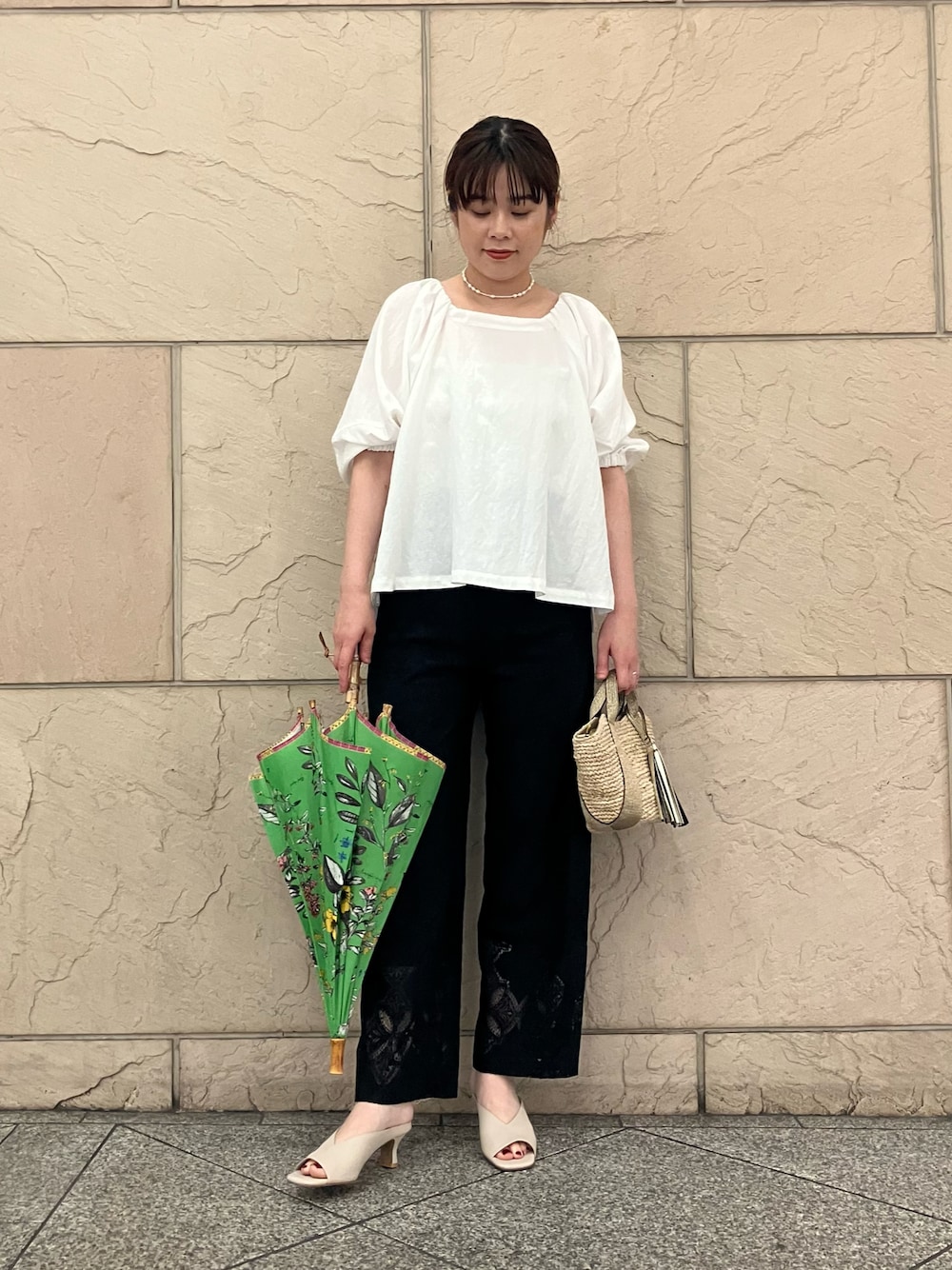 ホワイト系のシャツ/ブラウス、ブラック系のその他パンツ、ベージュ系のかごバッグを着用したレディースの春コーディネートの1枚目の写真
