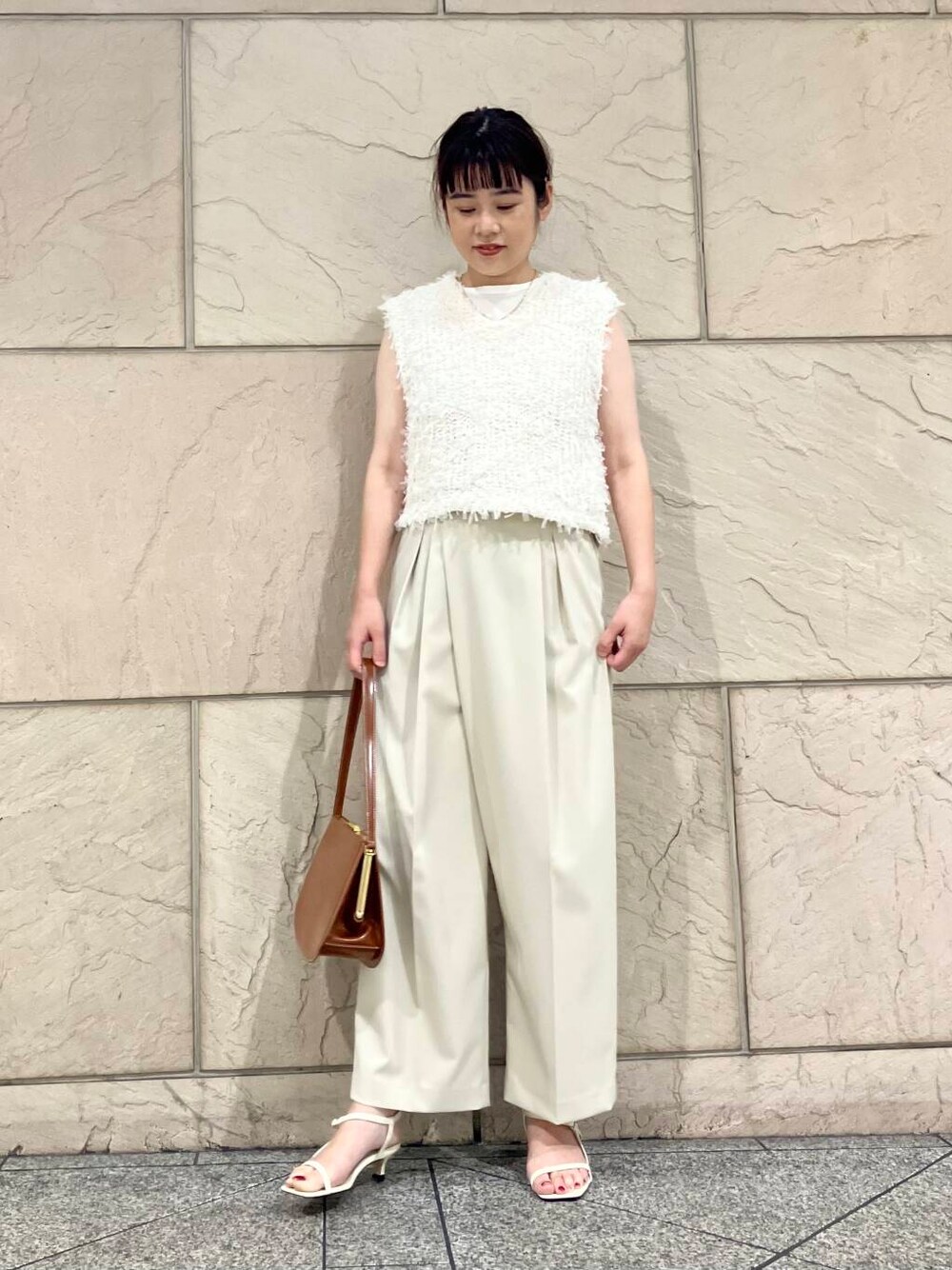 ホワイト系のサンダル、ホワイト系のTシャツ/カットソー、ベージュ系のその他パンツを着用したレディースの夏コーディネートの1枚目の写真