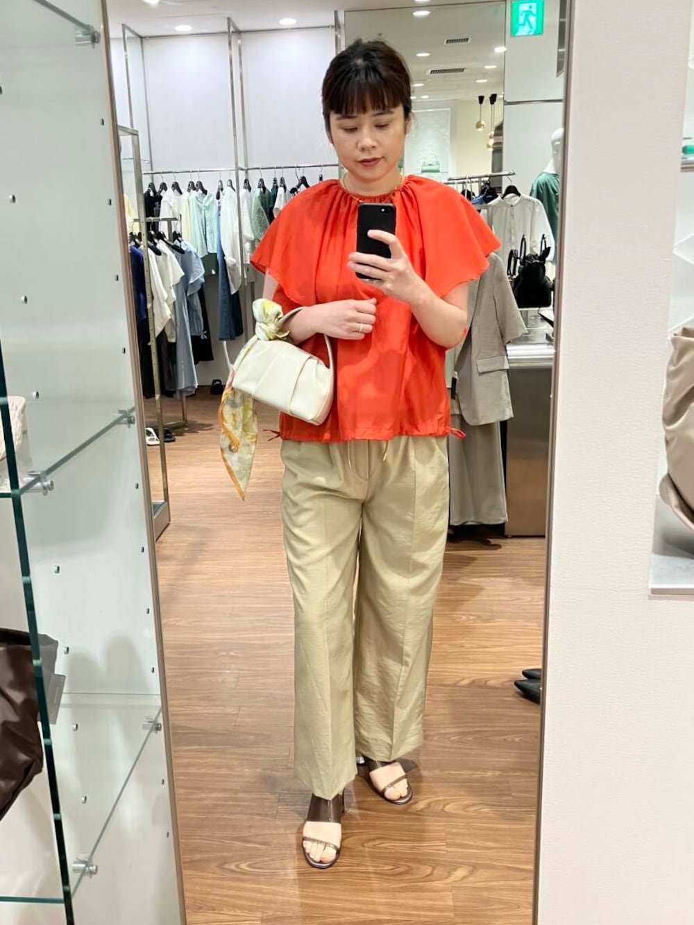 「大人カジュアル、デートコーデ、ママコーデ、ブラウス、休日コーデ、newarrival、オフィスカジュアル、通勤、ROSSO、シアーパンツ、綺麗めカジュアル、お仕事コーデ、お出かけコーデ、旅行コーデ、骨格ストレート」｜「URBAN RESEARCH ROSSO WOMENのLUMEN　FANTINE BAG（ハンドバッグ、ホワイト系）」を使った、umedaさん（レディース・164cm）の春コーディネートの1枚目の写真