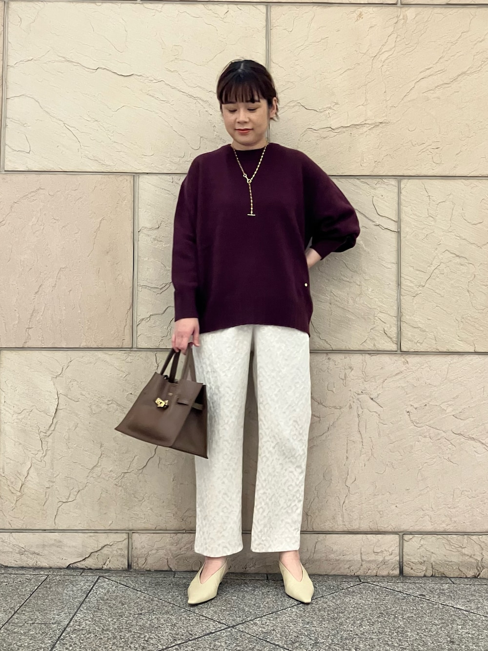ホワイト系のその他パンツ、レッド系のニット/セーター、ブラウン系のトートバッグを着用したレディースの秋コーディネートの1枚目の写真