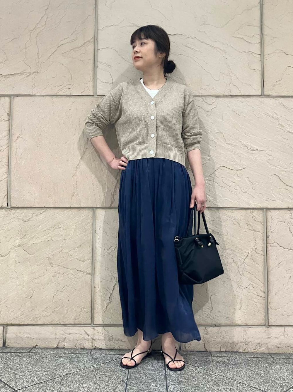 「カーディガン、大人カジュアル、スカート、デートコーデ、ママコーデ、カットソー、休日コーデ、newarrival、ROSSO、メッシュ、綺麗めカジュアル、お仕事コーデ、お出かけコーデ、淡色コーデ、旅行コーデ」｜「VIOLAd'OROのVIOLAd’ORO　BIANCA S（トートバッグ、ブラック系）」を使った、umedaさん（レディース・164cm）の春コーディネートの1枚目の写真