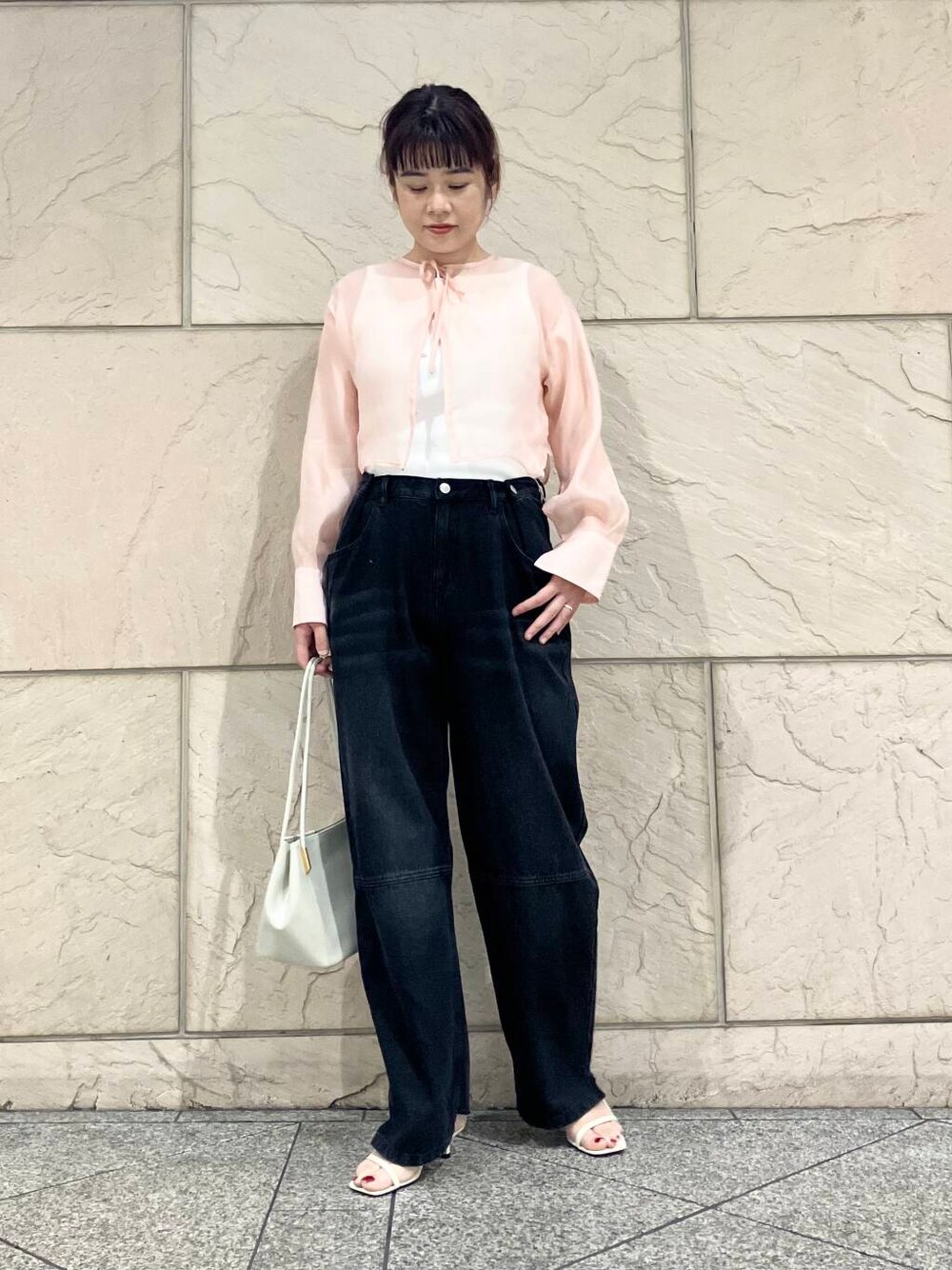 ホワイト系のサンダル、ホワイト系のキャミソール、ブラック系のデニムパンツを着用したレディースの夏コーディネートの1枚目の写真