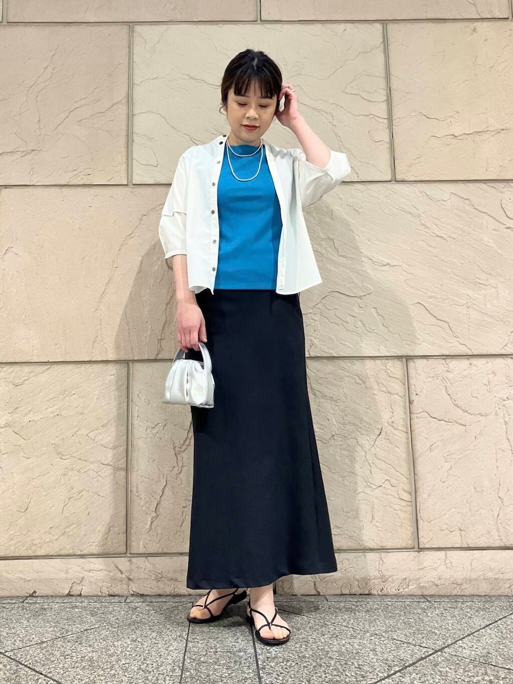 「シャツ、大人カジュアル、スカート、デートコーデ、ママコーデ、カットソー、休日コーデ、UVカット、newarrival、ROSSO、綺麗めカジュアル、お仕事コーデ、お出かけコーデ、旅行コーデ、骨格ストレート」｜「URBAN RESEARCHのdecor『デコール』　Hematite4mmBallnecklace（ネックレス、シルバー系）」を使った、umediaさん（レディース・164cm）の春コーディネートの1枚目の写真