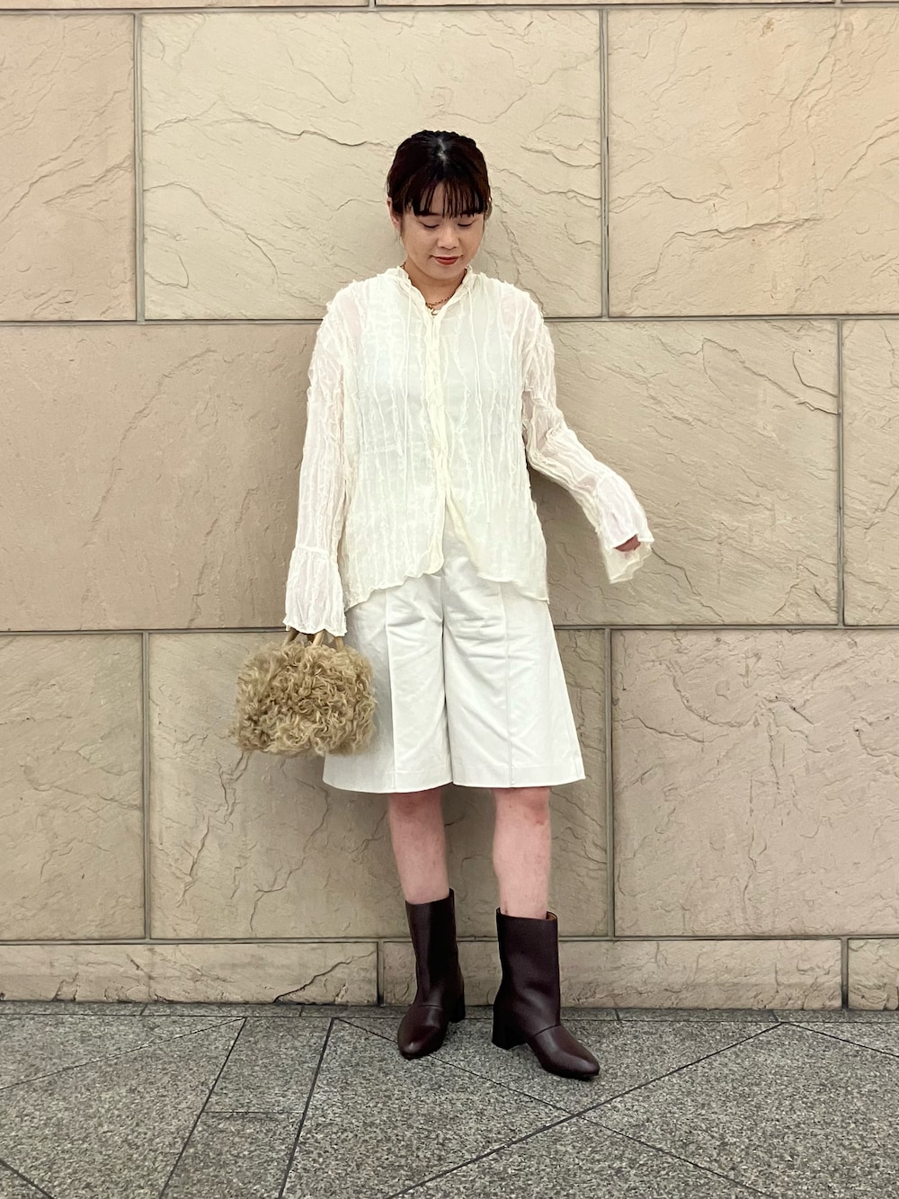 ホワイト系のその他パンツ、ホワイト系のシャツ/ブラウス、イエロー系のハンドバッグを着用したレディースの秋コーディネートの1枚目の写真