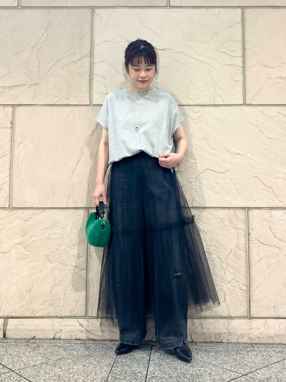 グレー系のTシャツ/カットソー、グレー系のデニムパンツ、ブラック系のスカートを着用したレディースの夏コーディネートの1枚目の写真