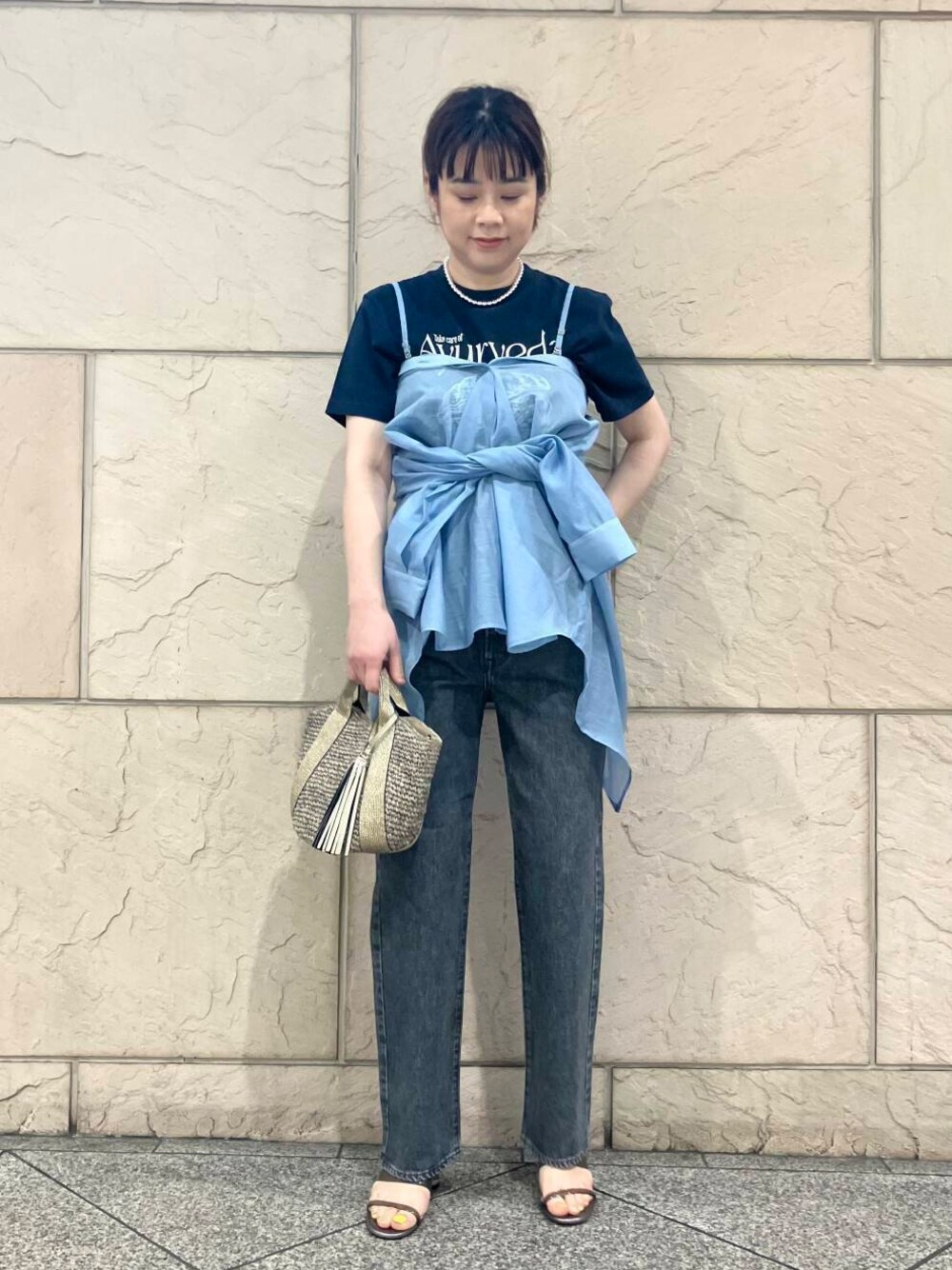 ゴールド系のかごバッグ、ブルー系のシャツ/ブラウス、ブルー系のTシャツ/カットソーを着用したレディースの春コーディネートの1枚目の写真