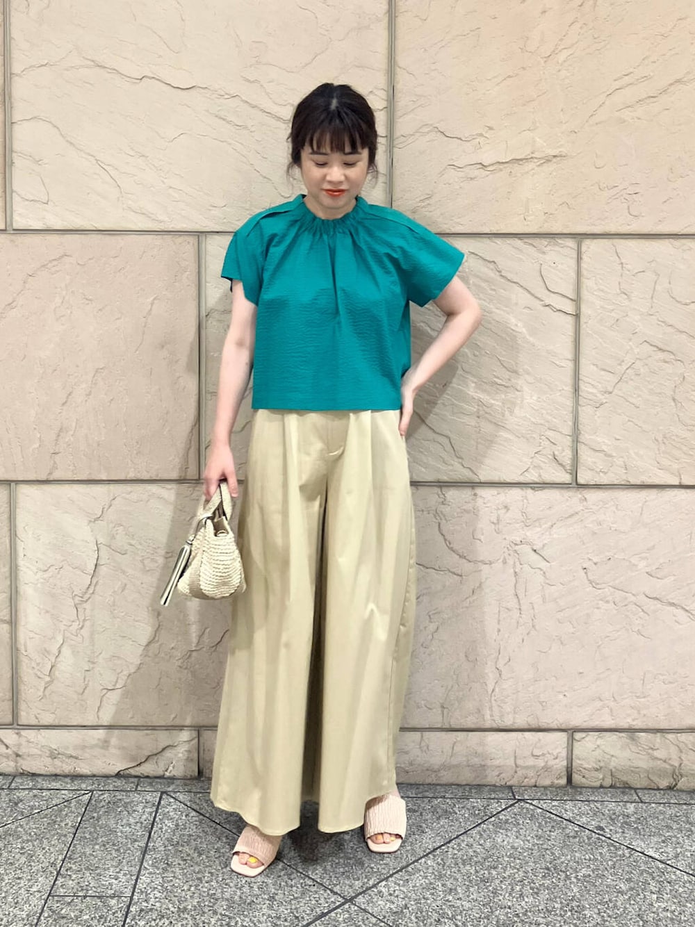 ベージュ系のかごバッグ、ベージュ系のその他パンツ、グリーン系のシャツ/ブラウスを着用したレディースの夏コーディネートの1枚目の写真