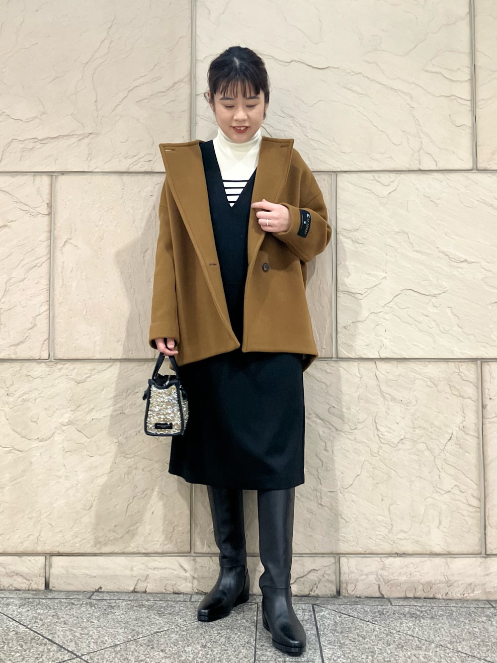 「URBAN RESEARCH ROSSO WOMENの『WEB限定』『UR TECH』ジャンパーワンピース（ジャンパースカート、ブラック系）」を使った、umediaさん（レディース・164cm）の冬コーディネートの1枚目の写真