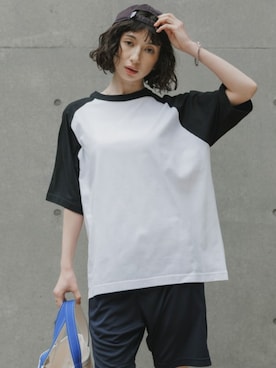 「United Athle（ユナイテッドアスレ）の【UNITED ATHLE】5.6オンス ラグラン クルーネック 半袖Tシャツ ビッグシルエット 2026年春夏（Tシャツ/カットソー、ブラック系）」を使った、NA♡さん（レディース・165cm）の夏コーディネート