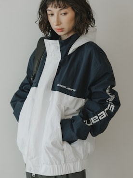 「GUESS JEANS（ゲスジーンズ）のGUESS JEANS/ゲスジーンズ Colorblock Jacket ウィンドブレイカー ジャケット バイカラー 2026年春夏（ナイロンジャケット、ホワイト系）」を使った、NA♡さん（レディース・165cm）の春コーディネート