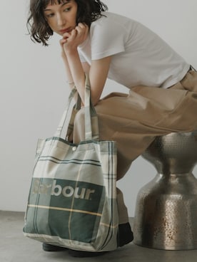 「Barbour（バブアー）のBarbour/バブアー Telfield tartan tote bag タータンロゴトートバック 2026年春夏（トートバッグ、ベージュ系）」を使った、NA♡さん（レディース・165cm）の春コーディネート