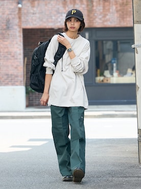 「Dickies（ディッキーズ）のDickies/ディッキーズ LOOSE FIT ダブルニー センタープレス ワークパンツ スケーターパンツ イージーパンツ 85283 レングス32 2026年春夏（チノパンツ、グリーン系）」を使った、NA♡さん（レディース・165cm）の夏コーディネート