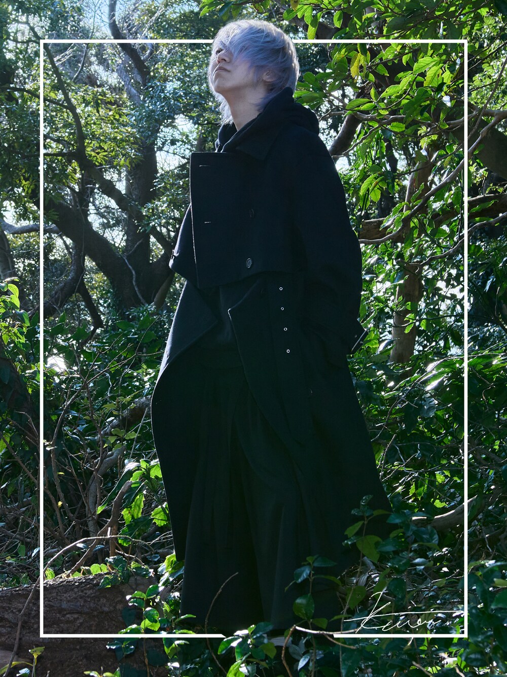 ブラック系のジャケット/アウター、ブラック系のパンツ、ブラック系のスニーカーを着用したメンズの冬コーディネートの1枚目の写真