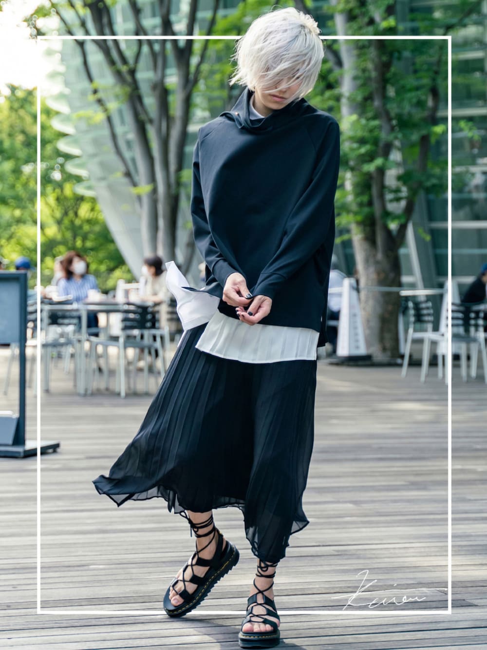 「スカート、ブラック、ブラックコーデ、黒、オールブラック、モノトーン、ユニクロ、モノクロ、シンプルコーデ、黒コーデ、キレイめコーデ、おしゃれさんと繋がりたい、いいね、save、フォローお願いします🤑、秋服準備はじめました、だから秋服が好き」｜「InstagramのInstagram（その他、ブラック系）」を使った、hakuhatsukunさん（メンズ・171cm）の秋コーディネートの1枚目の写真