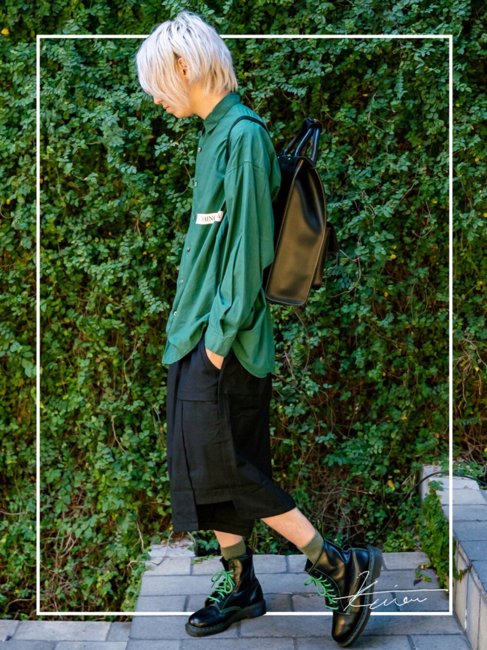 ブラック系のバックパック/リュック、ホワイト系のシャツ/ブラウス、ブラック系のパンツを着用したメンズの秋コーディネートの1枚目の写真